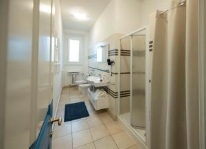 Ένα μπάνιο στο Matteotti Apartment by Mamo Florence +15 φωτογραφίες