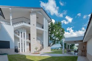 Το κτήριο όπου στεγάζεται  το διαμέρισμα