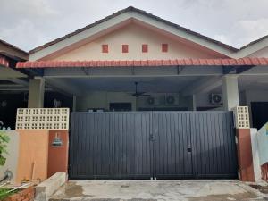 una casa con una puerta delante de ella en Teratak Ayuni with Private pool, en Batu Gajah
