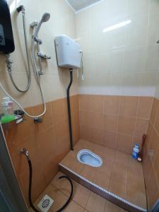 Un baño con ducha y WC. en Teratak Ayuni with Private pool, en Batu Gajah 7 fotos más