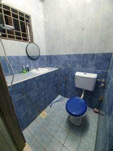 Un baño de Teratak Ayuni with Private pool