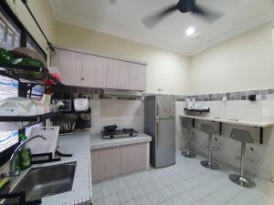 Una cocina o zona de cocina en Teratak Ayuni with Private pool