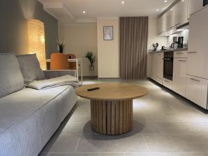 ヴォルフスブルクにあるLightplace - Boxspring - Parkplatz- Nähe City und VWのソファとテーブルのあるリビングルーム +20枚の写真