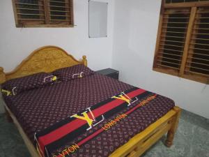 Tirunelveli EastにあるBG Guest House Jaffnaの- ベッドルーム内のベッド(紫色の掛け布団付) +18枚の写真