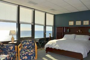 Una cama o camas en una habitación de Stunning Ocean-Front Penthouse 1800sf 3BR 2BA 7Bed at Regency Tower