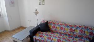 un soggiorno con un divano e un tavolo di Cosy Apartment - 5 Minutes Walk from Colosseum a Roma