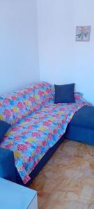 un letto blu con un piumone sopra di Cosy Apartment - 5 Minutes Walk from Colosseum a Roma Altre 6 foto