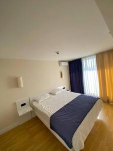 ein Schlafzimmer mit großem Bett und Fenster in der Unterkunft Семейный люкс на первой линии in Batumi