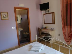 TV a/nebo společenská místnost v ubytování B&B Uliveto del Gargano