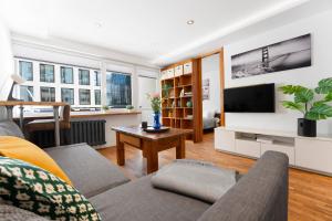 Televízia a/alebo spoločenská miestnosť v ubytovaní oompH Warsaw Central Apartment
