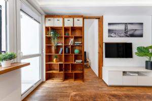Televízia a/alebo spoločenská miestnosť v ubytovaní oompH Warsaw Central Apartment