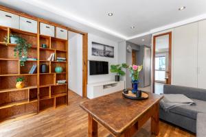 Televízia a/alebo spoločenská miestnosť v ubytovaní oompH Warsaw Central Apartment