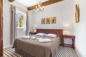 a bedroom with a bed with two towels on it at Château Hermitage de Combas in Servian