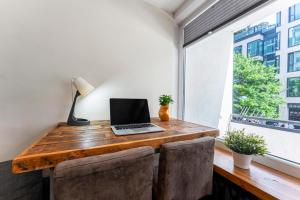 Televízia a/alebo spoločenská miestnosť v ubytovaní oompH Warsaw Central Apartment