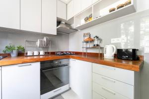 Kuchyňa alebo kuchynka v ubytovaní oompH Warsaw Central Apartment
