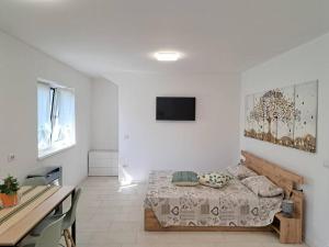 a bedroom with a bed in a room with a table at Esther house monolocale in Terlano