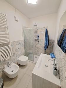a bathroom with a sink and a shower and a toilet at Esther house monolocale in Terlano