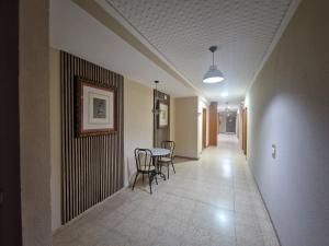 un pasillo con mesa y sillas en un edificio en Canon,che, en Alcántara de Júcar