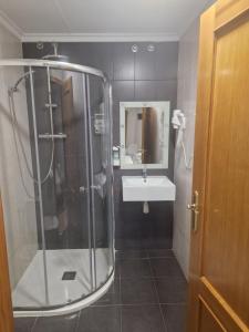 un baño con ducha y lavabo en Canon,che, en Alcántara de Júcar