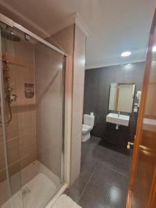 Un baño con ducha, inodoro y lavabo. en Canon,che, en Alcántara de Júcar