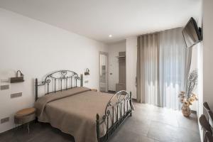 una camera da letto con un letto e una grande finestra di Villavità ad Agerola