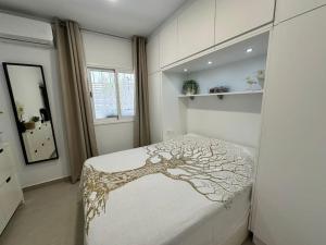 Voodi või voodid majutusasutuse New renovated appartment with beautiful view on cliffs and sea toas