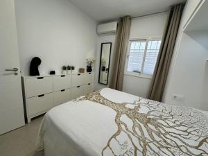 Postel nebo postele na pokoji v ubytování New renovated appartment with beautiful view on cliffs and sea