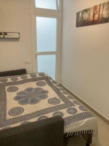 Voodi või voodid majutusasutuse New renovated appartment with beautiful view on cliffs and sea toas
