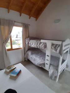 Un dormitorio con dos literas y una ventana. en Duplex con Excelente ubicación, en Esquel 7 fotos más
