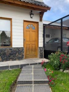 una casa con puerta de madera y entrada en Duplex con Excelente ubicación, en Esquel
