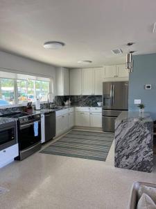 O bucătărie sau chicinetă la The Boat House, Direct Gulf Access, Pool and Spa Cape Coral