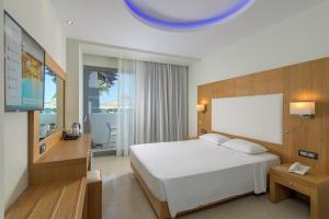 Postel nebo postele na pokoji v ubytování Oceanis Beach Hotel