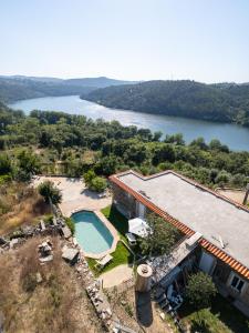 eine Luftaufnahme eines Hauses mit Swimmingpool in der Unterkunft NEW! Castel de Paiva in Raiva