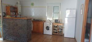 Kuchyňa alebo kuchynka v ubytovaní Casa con jardín privado cerca de la playa, para descansar y relajarse + 33 fotografií