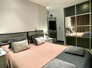 Foto dalla galleria di Le Loft Cosy Chic - Contemporain, Clim, Wifi, 6 pers a Istres