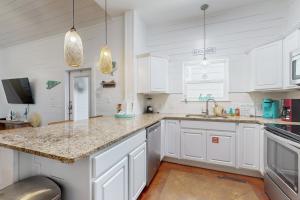 Kuchyň nebo kuchyňský kout v ubytování Mermaid Cove at Pirate's Bay unit 209
