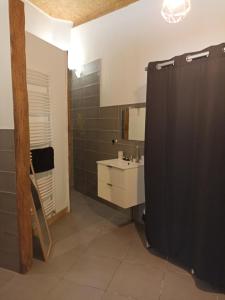 Kúpeľňa v ubytovaní La Cordonnerie de Las Places + 21 fotografií