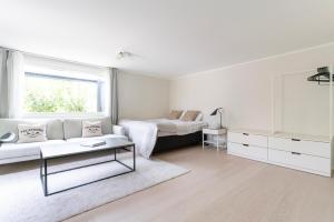 Ένα ή περισσότερα κρεβάτια σε δωμάτιο στο Falsterbo Guesthouse - Modern Comfort with Private Patio