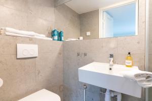 Ένα μπάνιο στο Falsterbo Guesthouse - Modern Comfort with Private Patio
