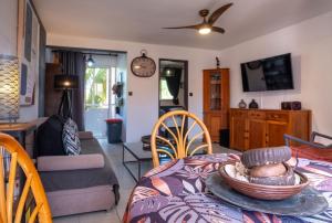 un soggiorno con tavolo e ciotola di Kay lanmou location de vacances Sainte Anne a Sainte-Anne