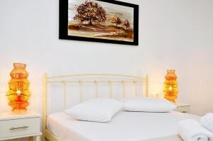 Postel nebo postele na pokoji v ubytování Louros rooms