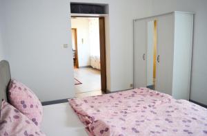 Postel nebo postele na pokoji v ubytování Logement Gare