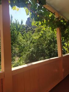 Uma vista geral da montanha ou uma vista da montanha a partir da casa de hóspedes