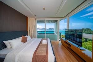 Et tv og/eller underholdning på Patong Kalim Unparalleled Sea View B&B Resort