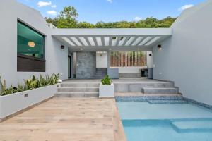 Swimmingpoolen hos eller tæt på Seaside villa with the most stunning ocean view!