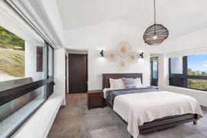 En eller flere senge i et værelse på Seaside villa with the most stunning ocean view! + 35 billeder