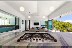 Et tv og/eller underholdning på Seaside villa with the most stunning ocean view!