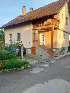 una casa con balcone e una macchina parcheggiata di fronte di Apartment ML FREE PARKING a Loče pri Poljčanah