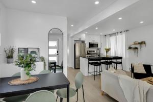 Η κουζίνα ή μικρή κουζίνα στο Modern 2BR Apt Near Downtown Ottawa FREE PARKING +7 φωτογραφίες