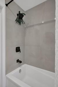 Ένα μπάνιο στο Modern 2BR Apt Near Downtown Ottawa FREE PARKING